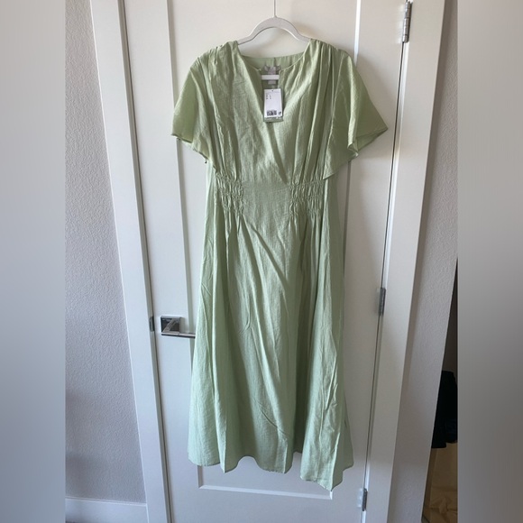 Green maxi dress with flutter sleeves - Picture 3 of 9